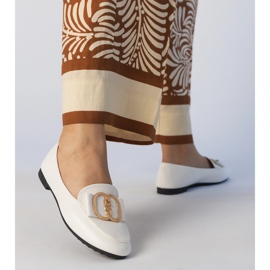 Mocasines de mujeres blancas con una decoración dorada blanco 3