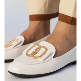 Mocasines de mujeres blancas con una decoración dorada blanco 5