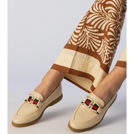 Mocasines ecológicos cremosos con un adorno beige 1