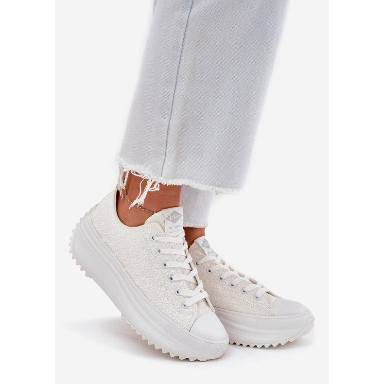 Zapatillas para mujeres con bordados en la plataforma Lee Cooper LCW-25-31-3465L White blanco 1