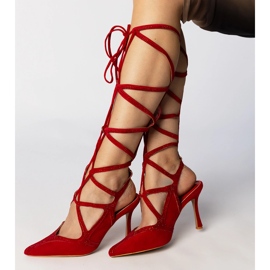 Sandalias rojas en un tacón alto atado con circones rojo 2