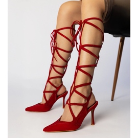 Sandalias rojas en un tacón alto atado con circones rojo 1