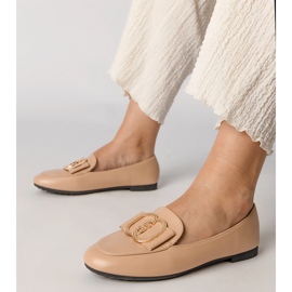 Mocasines para mujeres cremosas con una decoración dorada cremoso 1