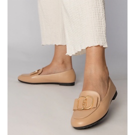 Mocasines para mujeres cremosas con una decoración dorada cremoso 2