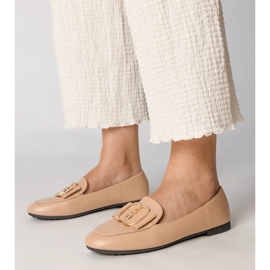 Mocasines para mujeres cremosas con una decoración dorada cremoso 3