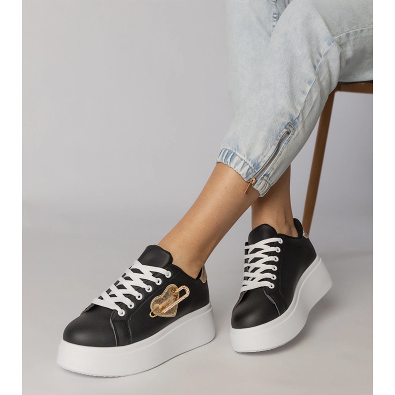 Zapatillas negras con cardíaco y pin de seguridad lerisol negro 2 Zapatillas negras con cardíaco y pin de seguridad lerisol negro 2