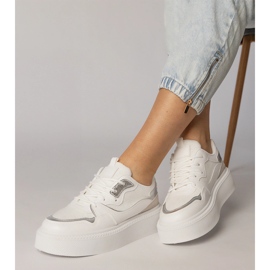 Zapatillas blancas con un inserto de material blanco 1