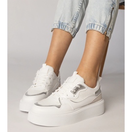 Zapatillas blancas con un inserto de material blanco 2