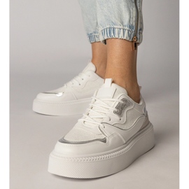 Zapatillas blancas con un inserto de material blanco 3