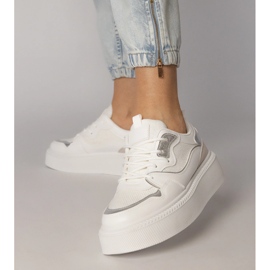 Zapatillas blancas con un inserto de material blanco 4