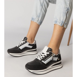 Zapatillas deportivas negras decoradas con un control deslizante negro 1