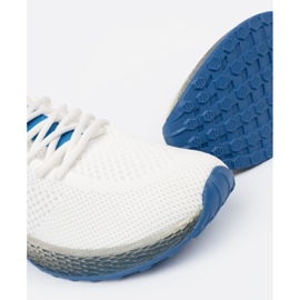 Zapatos deportivos blancos con suela azul 1 Zapatos deportivos blancos con suela azul 1