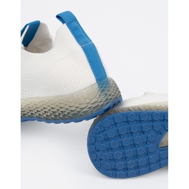 Zapatos deportivos blancos con suela azul 2