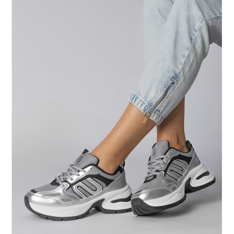 Zapatillas de deporte de Silver Sports en una suela masiva plata 1 Zapatillas de deporte de Silver Sports en una suela masiva plata 1