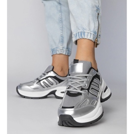 Zapatillas de deporte de Silver Sports en una suela masiva plata 2
