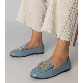 Mocasines de mujer azul con una decoración dorada 1