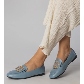 Mocasines de mujer azul con una decoración dorada 2