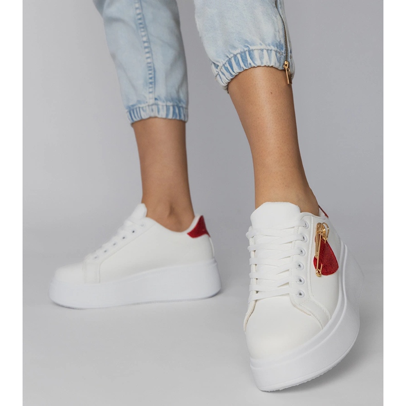 Zapatillas blancas con corazón rojo blanco 2