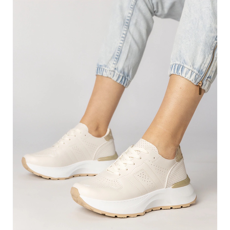 Zapatillas de deporte deportivas beige con una inserción dorada 1