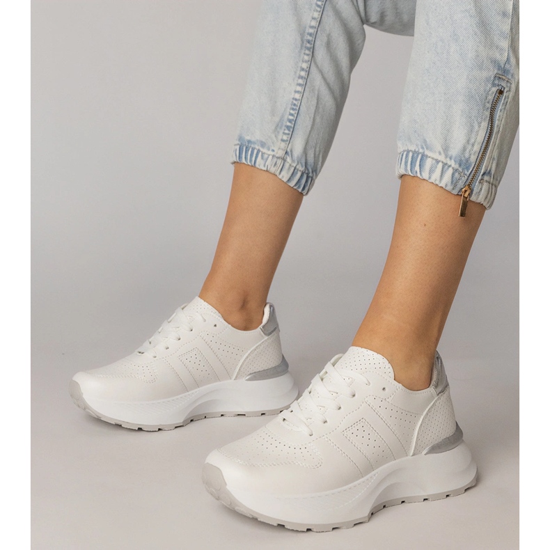Zapatillas deportivas blancas con un inserto plateado blanco 1 Zapatillas deportivas blancas con un inserto plateado blanco 1