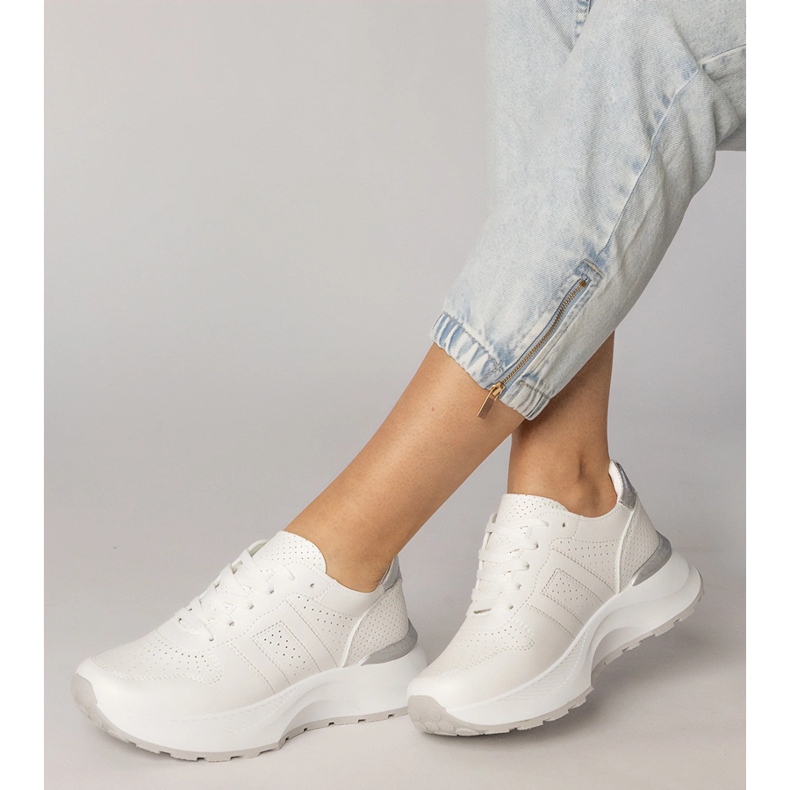 Zapatillas deportivas blancas con un inserto plateado blanco 2