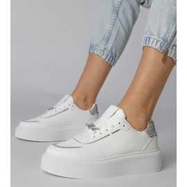 Zapatillas blancas y plateadas decoradas con brillo y circones blanco 1