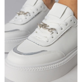Zapatillas blancas y plateadas decoradas con brillo y circones blanco 3