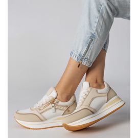 Zapatillas de deporte deportivas beige decoradas con un control deslizante 2 Zapatillas de deporte deportivas beige decoradas con un control deslizante 2