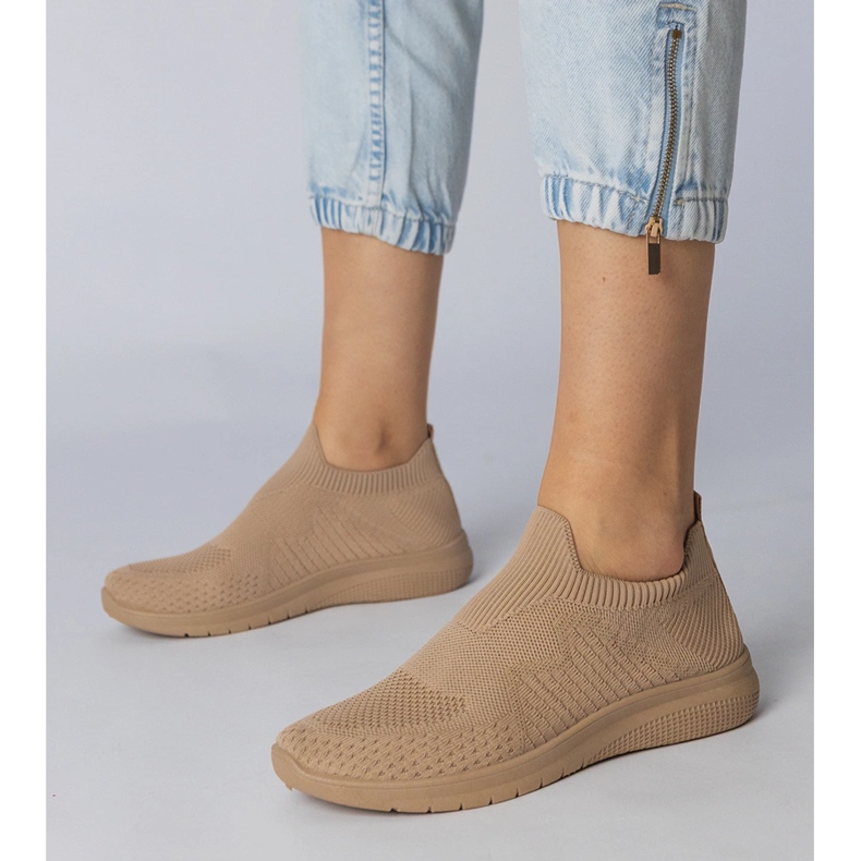 Beige Sports Sneakers con una parte superior de Socking 1 Beige Sports Sneakers con una parte superior de Socking 1