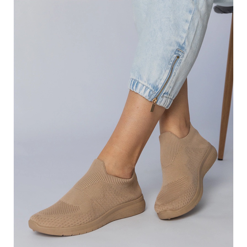 Beige Sports Sneakers con una parte superior de Socking 2 Beige Sports Sneakers con una parte superior de Socking 2