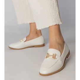 Mocasines blancos decorados con circonitas 2