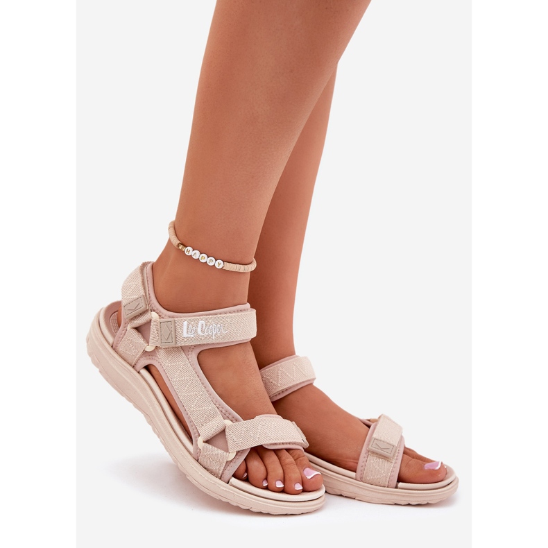 Sandalias de material para mujeres para velcro Lee Cooper LCW-25-34-3560 beige 1 Sandalias de material para mujeres para velcro Lee Cooper LCW-25-34-3560 beige 1