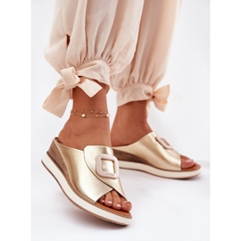 Flip de cuero para mujeres en el Artiker 56C2146 Wedge dorado 2