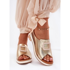 Flip de cuero para mujeres en el Artiker 56C2146 Wedge dorado 3