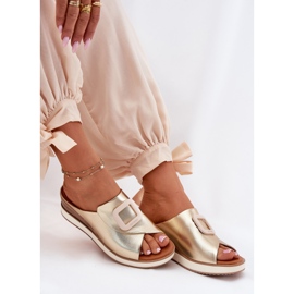 Flip de cuero para mujeres en el Artiker 56C2146 Wedge dorado 6