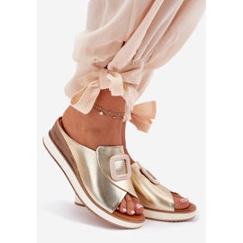 Flip de cuero para mujeres en el Artiker 56C2146 Wedge dorado 1