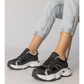 Zapatillas de deporte de deportes negros en una suela masiva 1