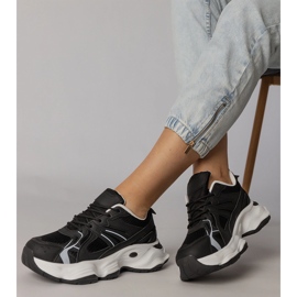 Zapatillas de deporte de deportes negros en una suela masiva 2 Zapatillas de deporte de deportes negros en una suela masiva 2