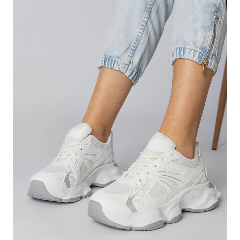 Zapatillas deportivas blancas con suela maciza. blanco 1 Zapatillas deportivas blancas con suela maciza. blanco 1