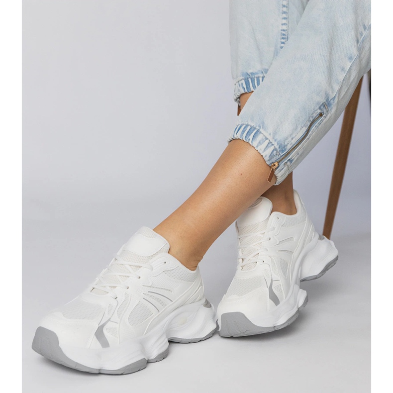 Zapatillas deportivas blancas con suela maciza. blanco 2 Zapatillas deportivas blancas con suela maciza. blanco 2