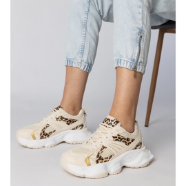 Panther Sports Sneakers en una suela masiva beige 1