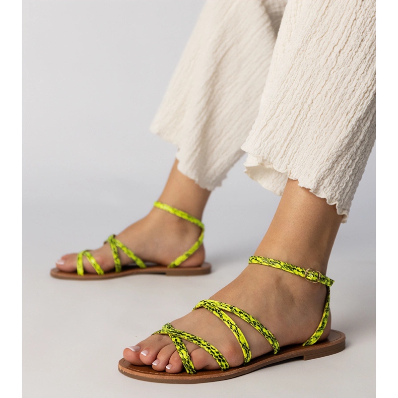 Sandalias amarillas en una suela plana amarillo 1 Sandalias amarillas en una suela plana amarillo 1