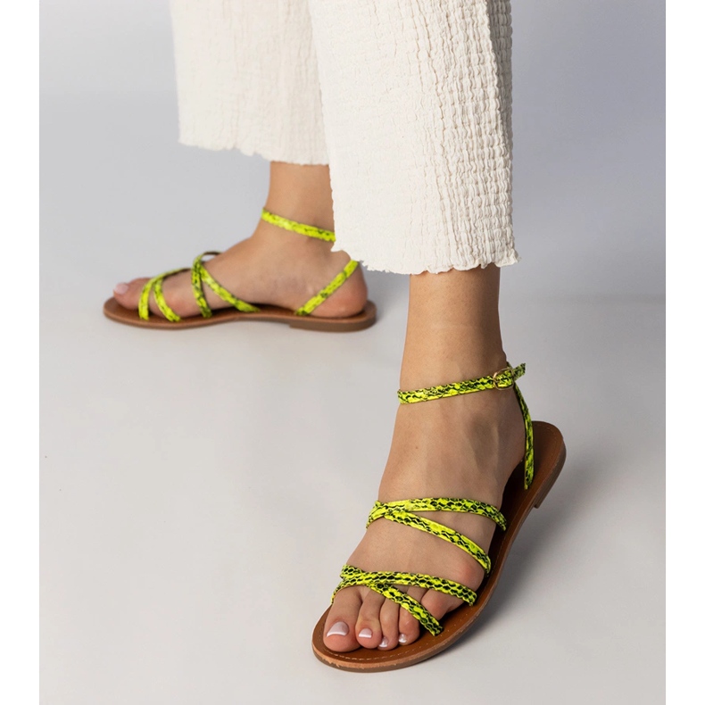 Sandalias amarillas en una suela plana amarillo 2 Sandalias amarillas en una suela plana amarillo 2