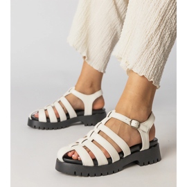 Sandalias blancas en la plataforma con una línea de los dedos blanco 1