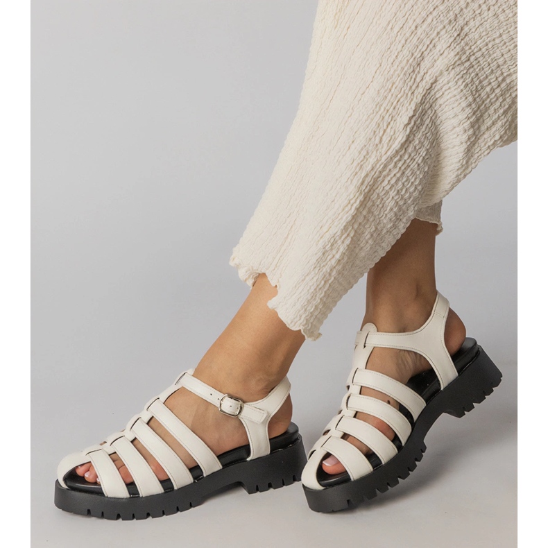 Sandalias blancas en la plataforma con una línea de los dedos blanco 2 Sandalias blancas en la plataforma con una línea de los dedos blanco 2