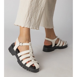 Sandalias blancas en la plataforma con una línea de los dedos blanco 4