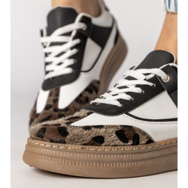 Zapatillas de deporte en blanco y negro con accesorio de leopardo 5
