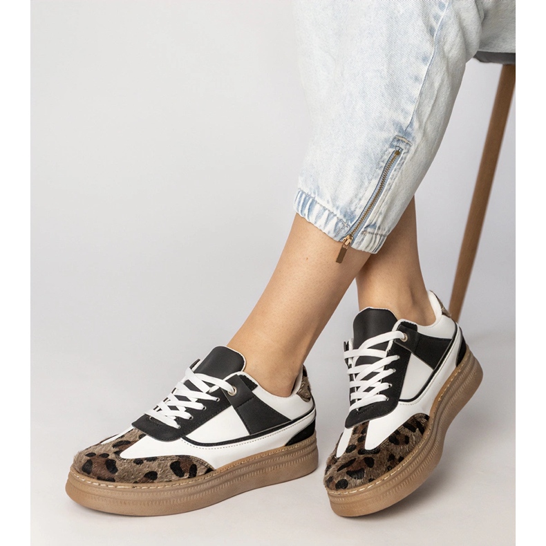 Zapatillas de deporte en blanco y negro con accesorio de leopardo 1 Zapatillas de deporte en blanco y negro con accesorio de leopardo 1