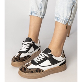 Zapatillas de deporte en blanco y negro con accesorio de leopardo 2