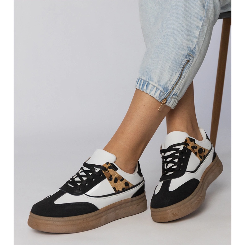 Zapatillas blancas y blancas con accesorio de leopardo blanco 2 Zapatillas blancas y blancas con accesorio de leopardo blanco 2